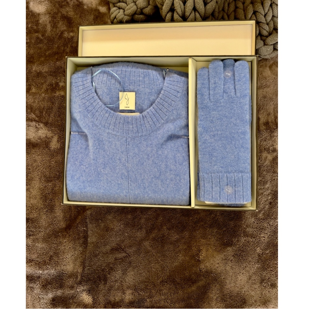 Beautiful sweater with matching gloves, two ply cashmere 100%, super soft.